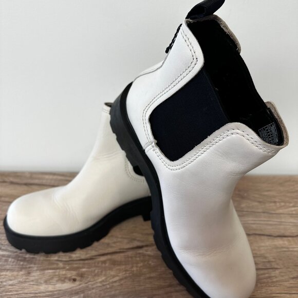 UGG Ashton Chelsea Boots - Picture 3 of 6